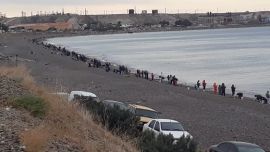 Los pescadores colmaron las playas de Comodoro Rivadavia sin el debido distanciamiento social.