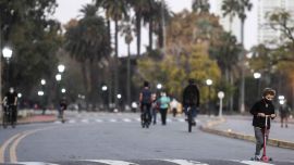 2020-05-17 - 19:29:00 hs. Buenos Aires: Dia 59 de cuarentena con salida recreativa La calida temperatura del dia 59 de cuarentena obligatoria, invito a la gente para aprovechar la jornada de salida recreativa que se vio reflejada en la zona de los bosques de Palermo.
