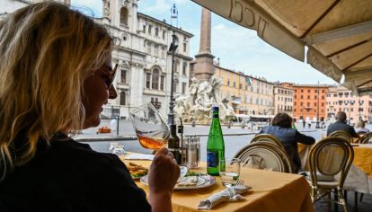 Italia como parte de la salida de la cuarentena permite la reapertura de Iglesias, restaurantes, y otros locales comerciales.