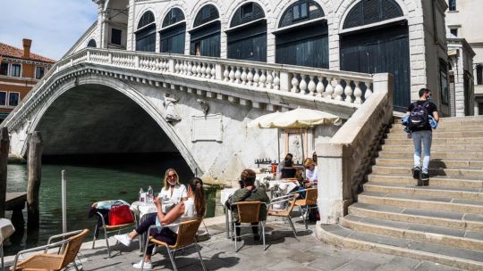 Italia como parte de la salida de la cuarentena permite la reapertura de Iglesias, restaurantes, y otros locales comerciales.