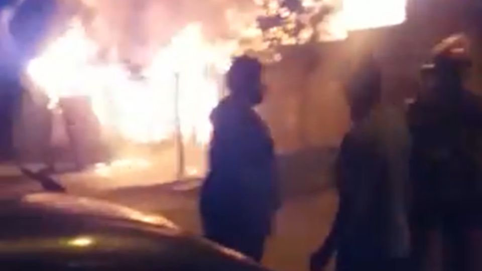 Tres dotaciones de bomberos intervinieron para controlar el fuego.