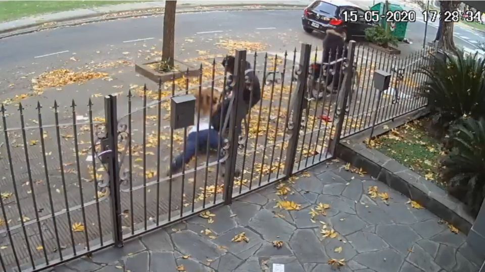 La cámara de seguridad de un vecino registró el arrebato en Rosario.