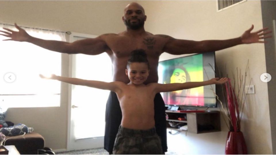 Shad Gaspard, ex luchardor de la WWE, y su hijo.