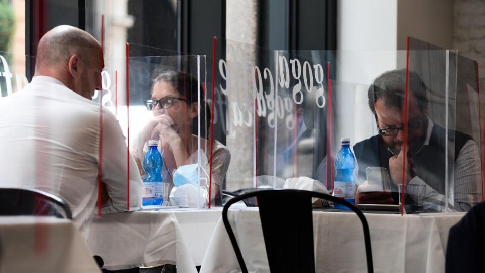 Italia como parte de la salida de la cuarentena permite la reapertura de Iglesias, restaurantes, y otros locales comerciales.
