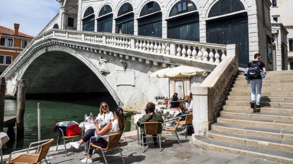 Italia como parte de la salida de la cuarentena permite la reapertura de Iglesias, restaurantes, y otros locales comerciales.