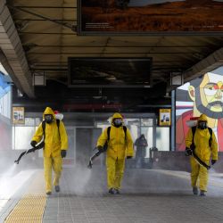  208/5000 Los militares del Ministerio de Emergencias de Rusia que usan equipo de protección desinfectan la estación de ferrocarril Leningradsky de Moscú el 19 de mayo de 2020, en medio de la pandemia del coronavirus COVID-19. (Foto por Kirill KUDRYAVTSEV / AFP) | Foto:AFP