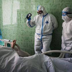 El doctor Dmitry Cheboksarov (L) con equipo de protección personal (EPP) trabaja en la unidad de cuidados intensivos para pacientes con coronavirus COVID-19 en el Hospital Clínico de la ciudad de Vinogradov en Moscú el 17 de mayo de 2020. (Foto de Dimitar DILKOFF / AFP) | Foto:AFP