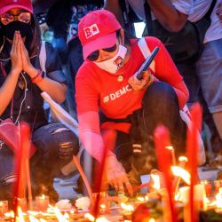 Los manifestantes en favor de la democracia encienden velas durante una reunión para conmemorar el décimo aniversario de las protestas antigubernamentales de la Camisa Roja en Bangkok el 19 de mayo de 2020. - Las violentas protestas contra el gobierno en 2010 dejaron casi 100 muertos y miles de heridos. (Foto por Mladen ANTONOV / AFP) | Foto:AFP