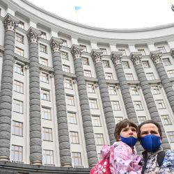 Los padres de niños en edad de jardín de infantes se reúnen exigiendo aliviar las restricciones antivirus y reabrir jardines de infancia fuera de la sede del Gabinete de Ministros de Ucrania en Kiev el 19 de mayo de 2020. (Foto de Sergei SUPINSKY / AFP) | Foto:AFP