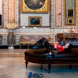 Un niño se acuesta en un sofá en el museo Galleria Borghese en Roma el 19 de mayo de 2020, mientras se reabre mientras el bloqueo del país se está relajando después de más de dos meses, con el objetivo de frenar la propagación de la infección por COVID-19, causada por el nuevo coronavirus. . (Foto por Tiziana FABI / AFP) | Foto:AFP