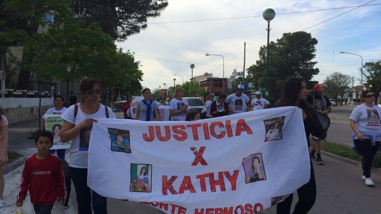 Familiares y vecinos en una de las tantas marchas que organizaron en reclamo de Justicia. 