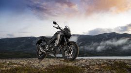 Con respecto al diseño, se sumaron nuevos protectores para el radiador y un carenado con líneas angulosas.