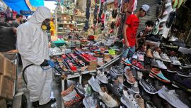 Los trabajadores de la Defensa Civil iraquí desinfectaron el mercado de Shorja en el centro de Bagdad el 19 de mayo de 2020, en preparación para la próxima fiesta de Eid al-Fitr que marca el final del mes sagrado musulmán del Ramadán en medio de la pandemia de COVID-19. (Foto por AHMAD AL-RUBAYE / AFP)