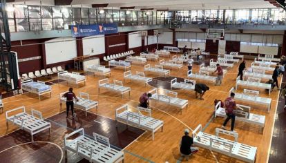 Camas y hospitales de campaña en los clubes.