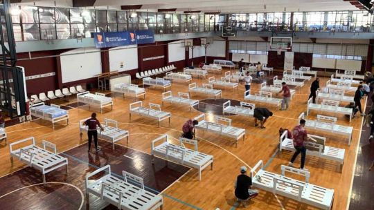 Camas y hospitales de campaña en los clubes.