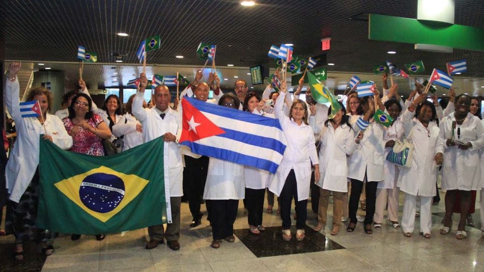Cuba canceló la colaboración por las críticas del presidente brasileño a los profesionales.