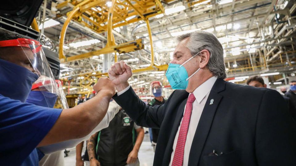 Alberto Fernandez en la automotriz Volkswagen