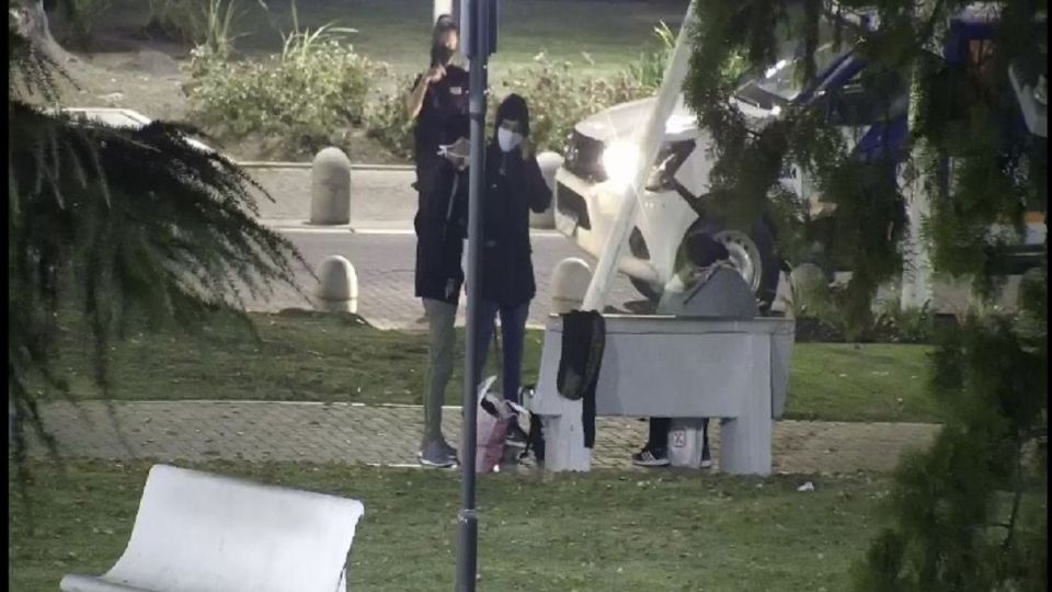 Caseros. Se fugaron y se fueron a una plaza.