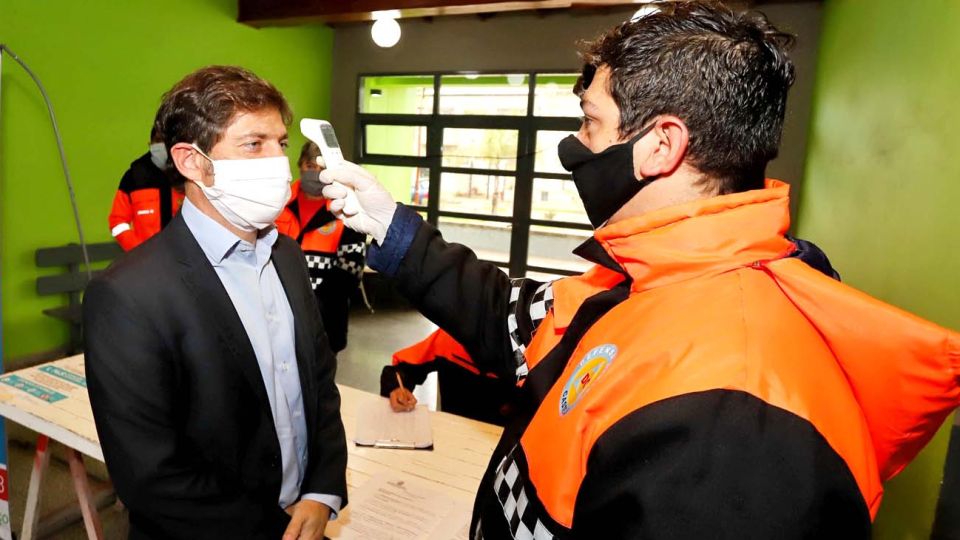 Kicillof se toma la temperatura en cada actividad que realiza