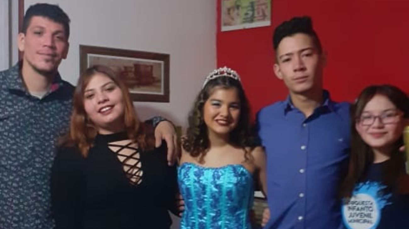 Candela junto a sus hermanos y sus papás.