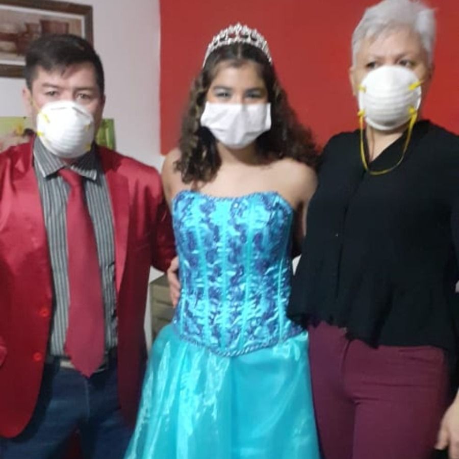 Candela junto a sus hermanos y sus papás.