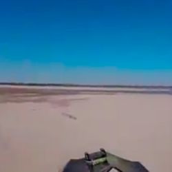 En las redes sociales apareció un video grabado en los días pasados que muestra a tres personas haciendo motocross en los bancos de arena del río Paraná.
