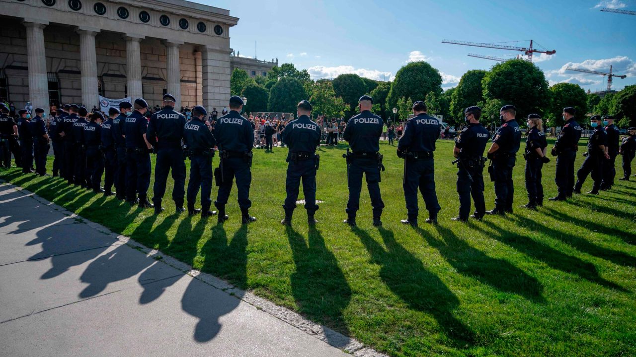 La policía separa a los partidarios del Partido de la Libertad de Austria (FPOe), asistiendo a su protesta contra las medidas gubernamentales contra la pandemia de coronavirus, de un grupo de manifestantes de izquierda en la plaza Helden frente al palacio Hofburg en Viena, Austria, el 20 de mayo de 2020. (Foto de JOE KLAMAR / AFP) | Foto:AFP