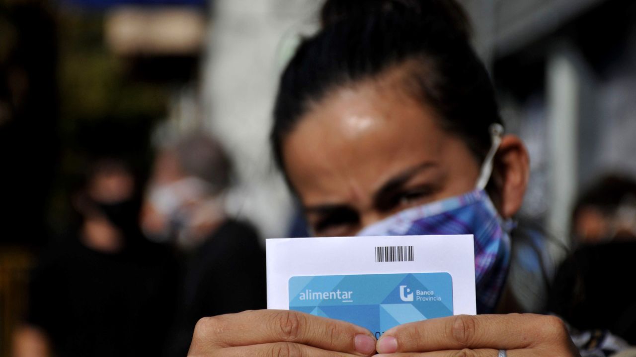 La Plata:Entregan la tarjeta Alimentar a unos mil platenses en sede local de Anses. Foto: Télam. | Foto:Télam
