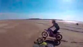 Tres motociclistas violaron la cuarentena para hacer motocross en los bancos del río Paraná, al descubierto por la sequía.