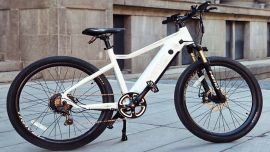 El motor de esta bicicleta eléctrica es “cero emisiones” y se alimenta de una batería de ión-litio de 18.650 mAh.