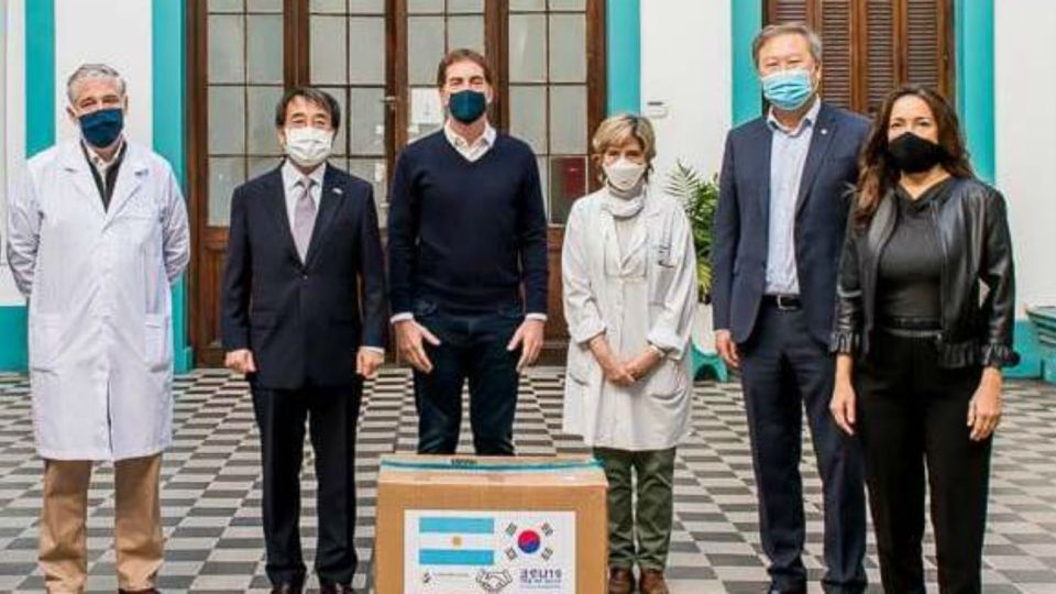 Las autoridades porteñas junto al embajador coreano y el titular de la comunidad local.