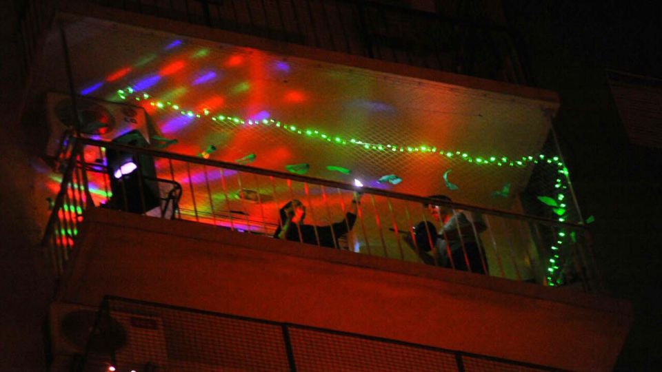 Gente en los balcones y ventanas de edificios de Bs.As
