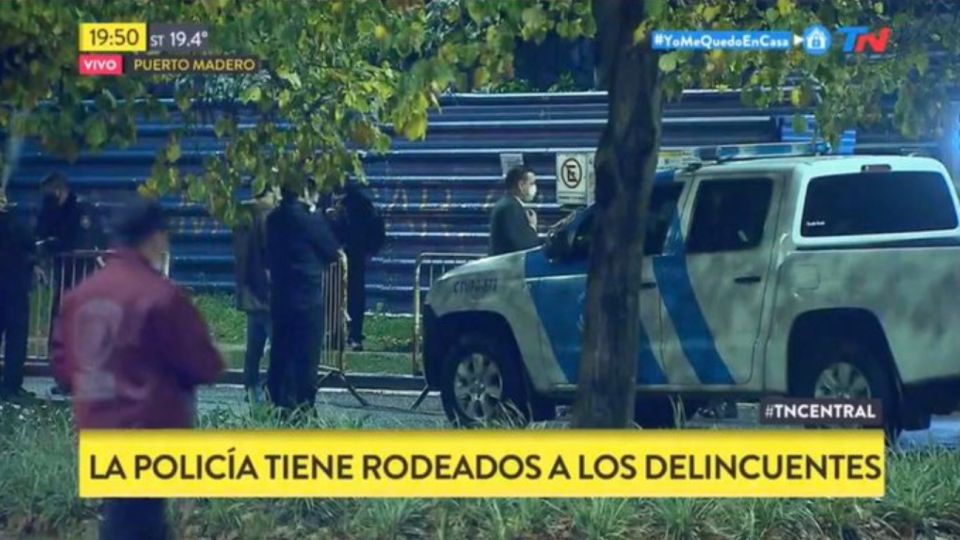 Puerto Madero: la Policía busca a los delincuentes en una obra en construcción.