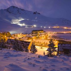 Una vista nocturna del centro de esquí Las Leñas, en Mendoza, que este año no podrá verse a causa del coronavirus.