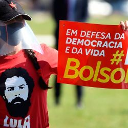 Activistas de la oposición brasileña participan en una protesta contra el presidente brasileño Jair Bolsonaro, en medio de la pandemia de corovavirus COVID-19, frente al Congreso Nacional en Brasilia, el 21 de mayo de 2020. - Los partidos de la oposición brasileña presentaron una solicitud de juicio político contra Bolsonaro en el Bajo Casa. (Foto de EVARISTO SA / AFP) | Foto:AFP