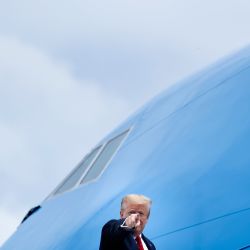 El presidente de los Estados Unidos, Donald Trump, aborda el Air Force One en la Base Conjunta Andrews en Maryland el 21 de mayo de 2020, en Maryland. - Trumps viaja a Michigan para recorrer la planta de componentes de Ford Rawsonville. (Foto por Brendan Smialowski / AFP) | Foto:AFP