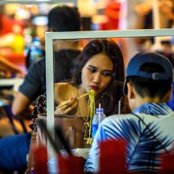 La gente come en un restaurante callejero que implementa el distanciamiento social con divisores de plástico después de que el gobierno tailandés relajó las medidas para combatir la propagación del nuevo coronavirus COVID-19, en el barrio chino de Bangkok el 21 de mayo de 2020. - Tailandia continuó flexibilizando las restricciones relacionadas con el COVID-19 nuevo coronavirus el 17 de mayo al permitir la reapertura de varios negocios, pero advirtió que las medidas más estrictas se volverían a imponer si los casos aumentaran nuevamente. (Foto por Mladen ANTONOV / AFP) | Foto:AFP