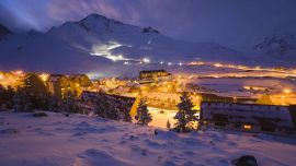 Una vista nocturna del centro de esquí Las Leñas, en Mendoza, que este año no podrá verse a causa del coronavirus.