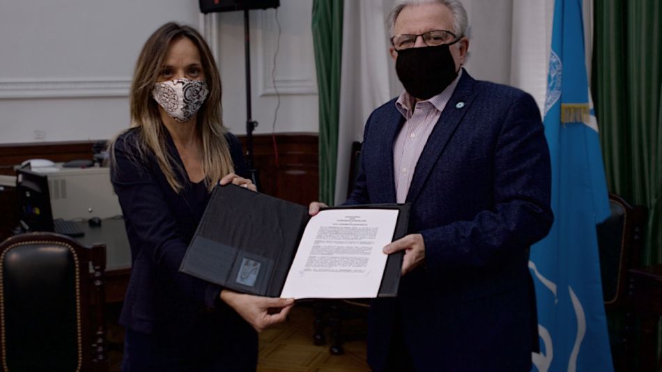 Malena Galmarini y Alberto Barbieri (rector de la UBA)