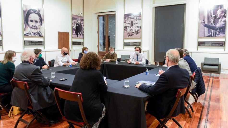 Santiago Cafiero en reunión.
