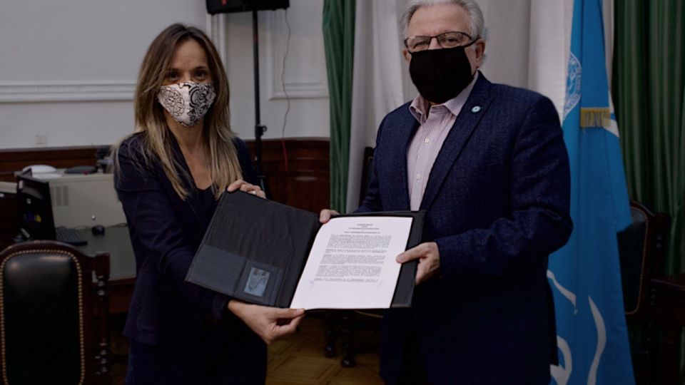 La presidenta de Agua y Saneamientos Argentinos (AySA) firmó dos convenios con la UBA, uno de capacitación y otro para el análisis financiero y contable de la empresa