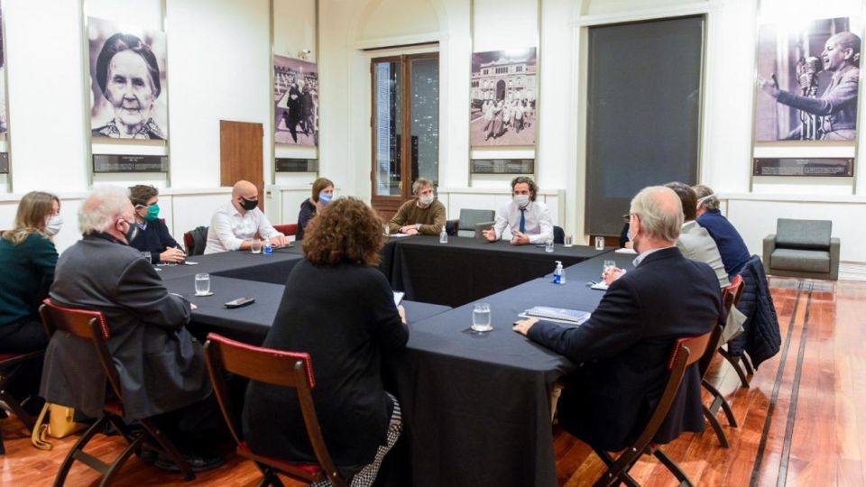 Santiago Cafiero en reunión.