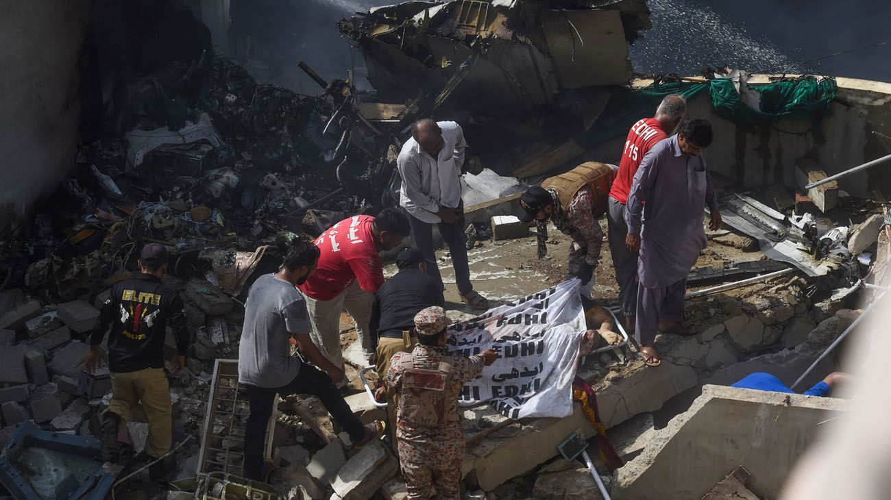 Al menos ocho muertos al estrellarse un avión de pasajeros en Pakistán