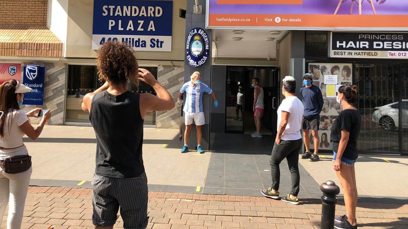 El argentino Daniel Tavormina se encadenó frente a la embajada Argentina en Pretoria. Gracias