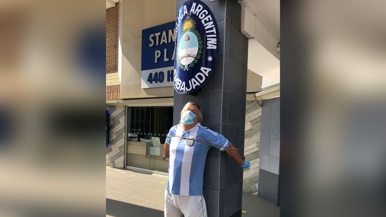 El argentino Daniel Tavormina se encadenó frente a la embajada Argentina en Pretoria. Gracias