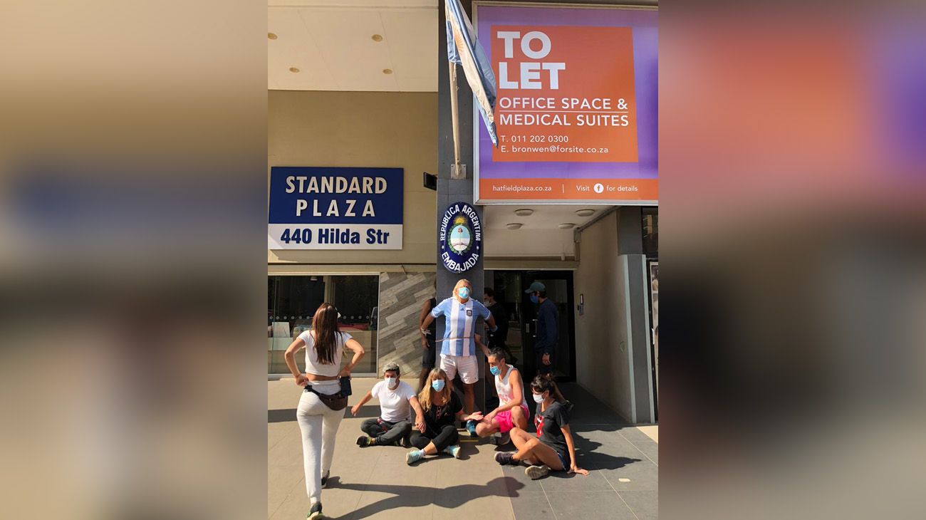 El argentino Daniel Tavormina se encadenó frente a la embajada Argentina en Pretoria. Gracias