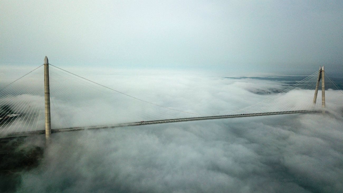 Fuerte niebla sobre el puente Yavuz Sultan Selim, casi vacío, en el norte de Estambul, Turquía, durante un toque de queda