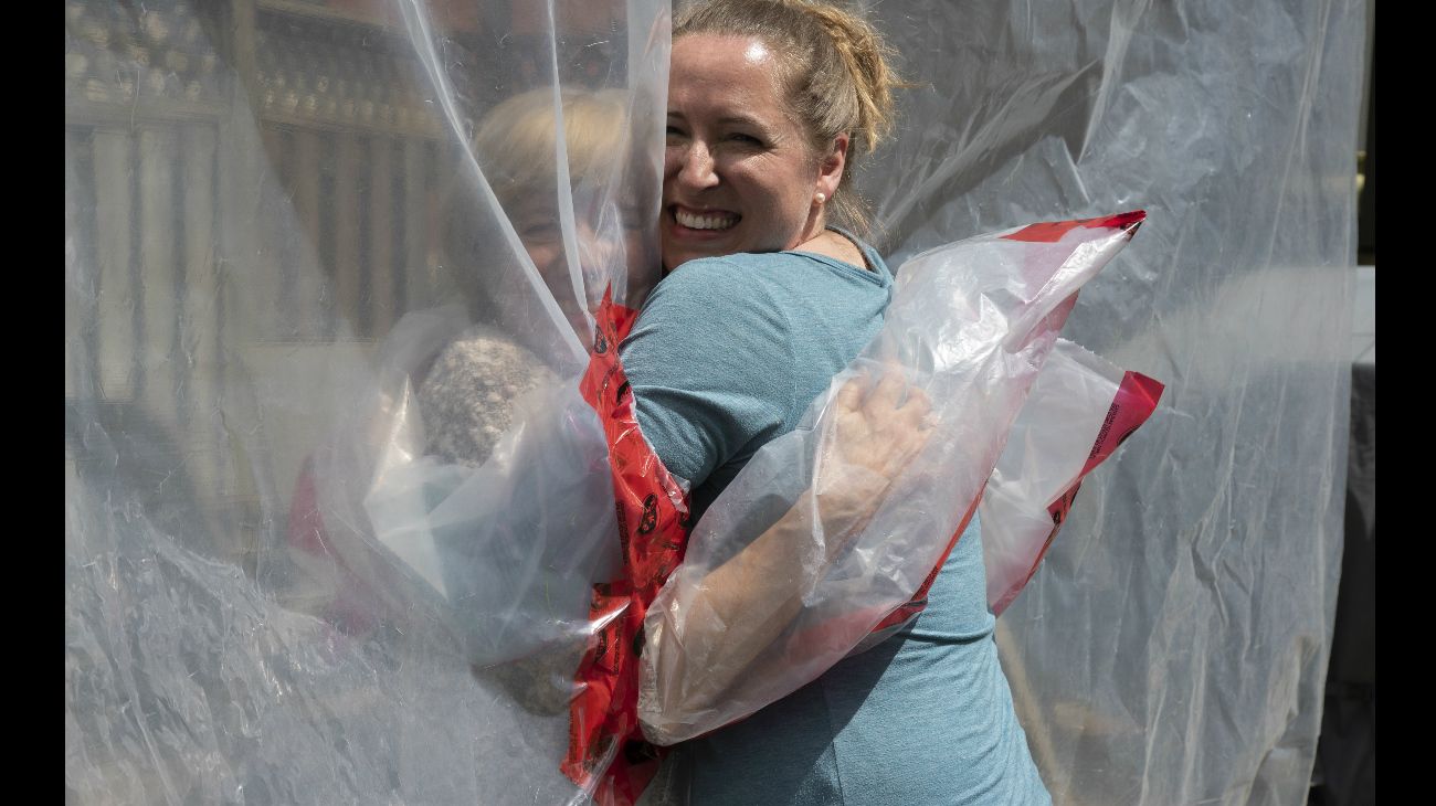 Carolyn Ellis abraza a su madre usando el 