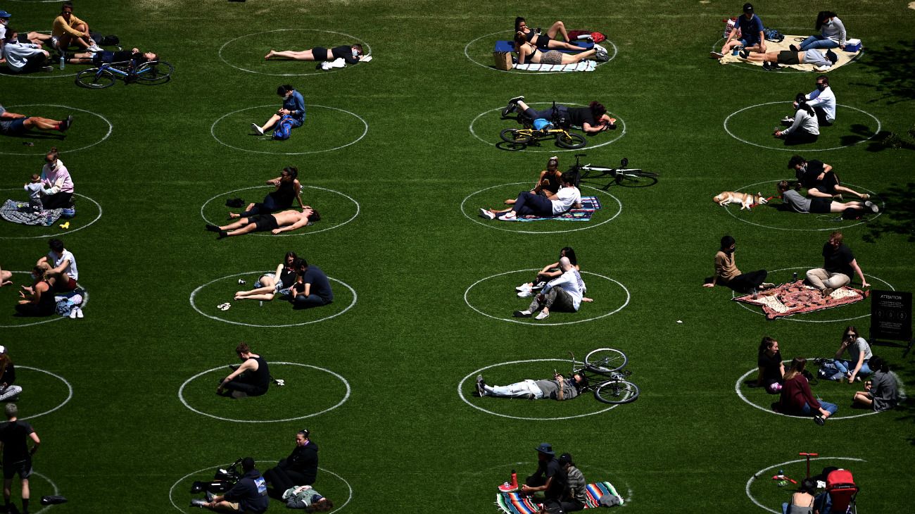 Nueva York, Estados Unidos: personas practicando el distanciamiento social en círculos blancos en Domino Park, distrito de Brooklyn