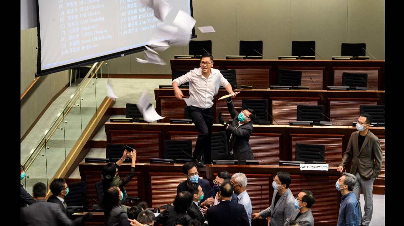 Hong Kong, China: El político pandemócrata Lam Cheuk-ting arroja papeles durante una pelea entre otros legisladores prodemocráticos y legisladores pro Beijing